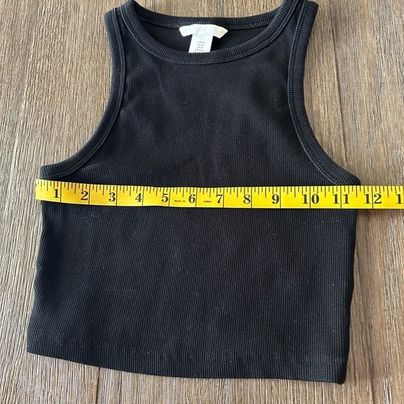 H&M Classic Cropped Black Ribbed Tee. Size Extra Small. 1 Black and 1 White - Picture 7 of 11
